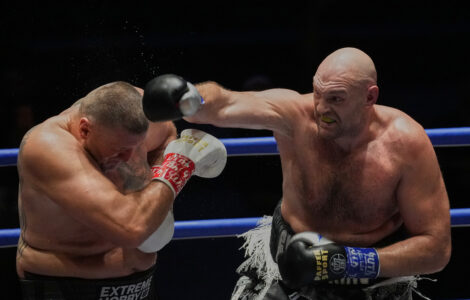 Tyson Fury beats Mariusz Wach in Thailand, awaits Anthony Joshua